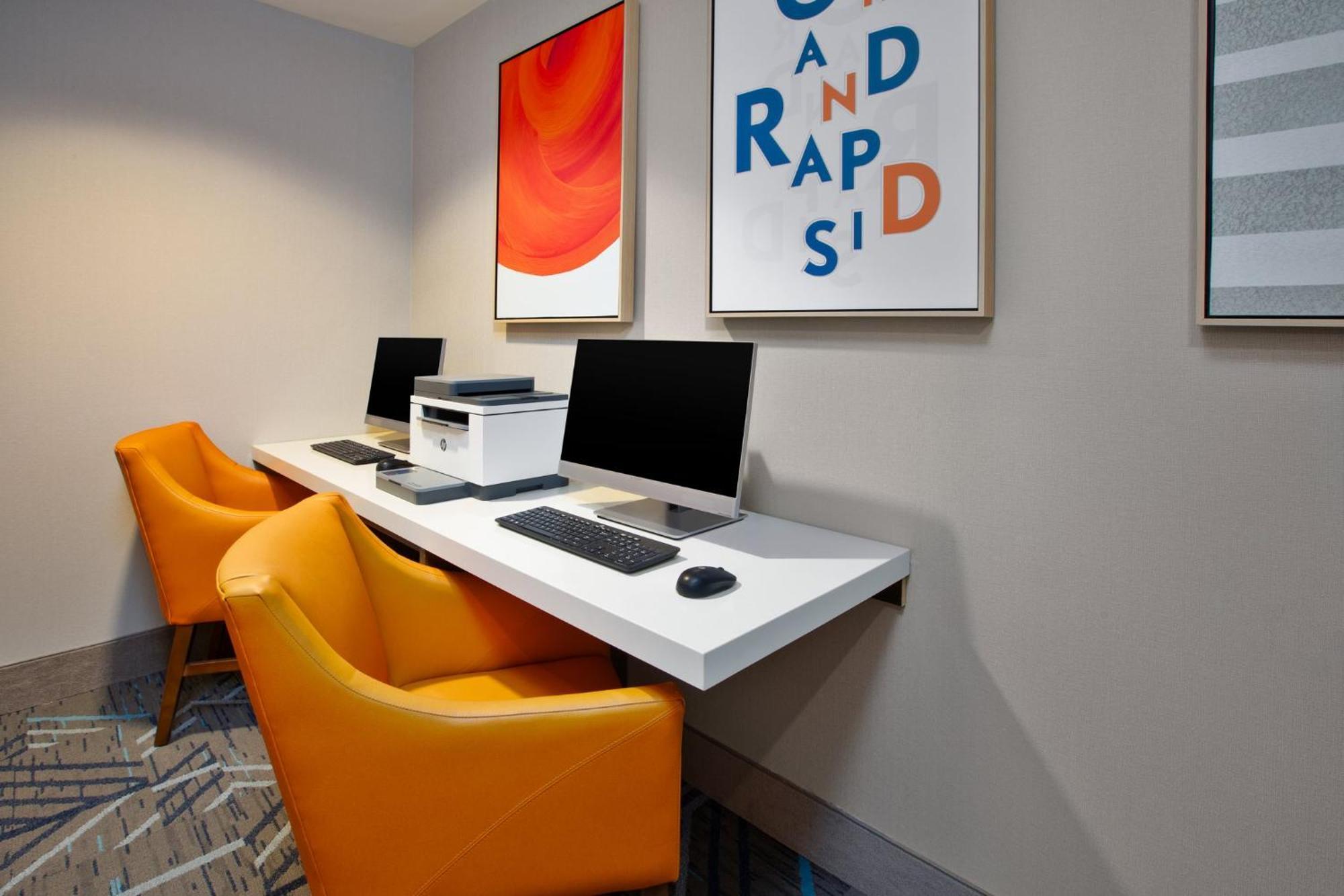Express & Grand Rapids-north By Ihg 2* Walker